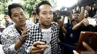 Denny Cagur saat tiba di Mapolda Metro Jaya. Denny sendiri agak telat datang.