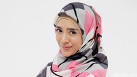 Mantan penyanyi cilik itu tampil berhijab untuk perannya dalam film Pinky Promise.