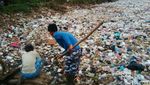 Sampah Menumpuk di Sungai Cikapundung