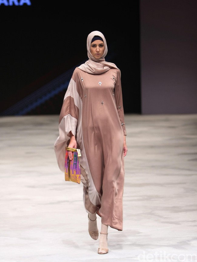 Warnatasku by Jenahara Eksistensi Warisan Leluhur Indonesia Fashion Week 2016 at Jakarta Convention Center. Jakarta. [Foto: Mohammad Abduh/Wolipop]