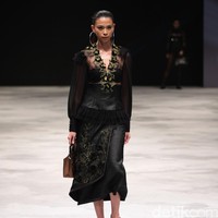 Warnatasku by Rasyid Salim Eksistensi Warisan Leluhur Indonesia Fashion Week 2016 at Jakarta Convention Center. Jakarta. [Foto: Mohammad Abduh/Wolipop]