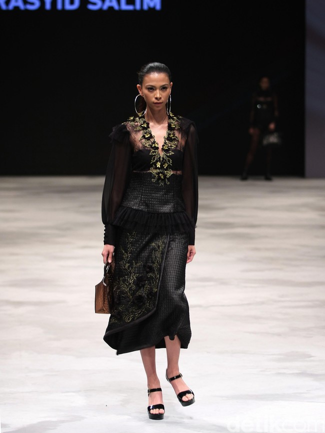 Warnatasku by Rasyid Salim Eksistensi Warisan Leluhur Indonesia Fashion Week 2016 at Jakarta Convention Center. Jakarta. [Foto: Mohammad Abduh/Wolipop]