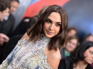 Aksi Wonder Woman Bergaun Balmain di Karpet Merah Batman v. Superman
