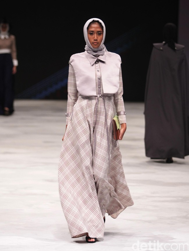 Warnatasku by Kursein Karzai Eksistensi Warisan Leluhur Indonesia Fashion Week 2016 at Jakarta Convention Center. Jakarta. [Foto: Mohammad Abduh/Wolipop]