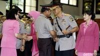 Kapolri memberikan ucapan selamat kepada Kapolda Metro Jaya yang baru Irjen Pol Moechgiatro.