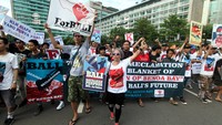 Dalam aksinya di CFD, mereka tampak membawa poster dan spanduk berisikan tuntutan mereka. 