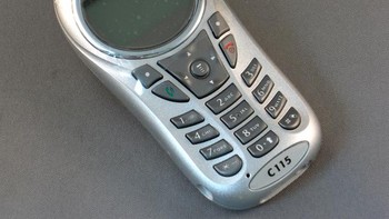 Ini juga ponsel murah Motorola zaman dulu buat remaja yang ingin hemat, Motorola C115. Foto: UnwiredView