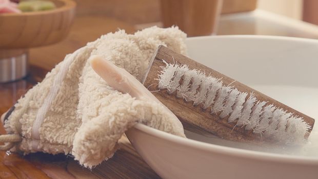 7 Cara Membersihkan dan Merawat Sepatu di Musim Hujan
