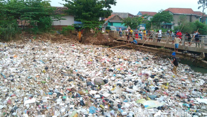 Horor Sampah di Sungai Cikapundung: Plastik Hingga Kasur!