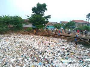 Horor Sampah di Sungai Cikapundung: Plastik Hingga Kasur!