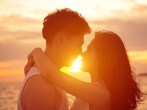 9 Fakta Menggelitik Tentang Ciuman, Bikin Senyum-senyum Sendiri
