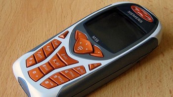 Siemens M55 dulu lumayan diminati dengan desainnya yang jantan. Harganya juga lumayan mahal, cocok bagi remaja yang cukup banyak uangnya. Foto: UnwiredView