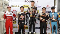 Barrichello Noor (tengah) dan Senna Noor (dua dari kiri) berhasil meraih podium. Barrichello Noor juara satu, sedangkan Senna Noor juara dua. Ist/Tim Riser ShaDaff.