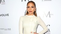 J.Lo kala menghadiri Fashion Los Angeles Awards pada Minggu (20/3/2016) waktu setempat. Frederick M. Brown/Getty Images/detikFoto.