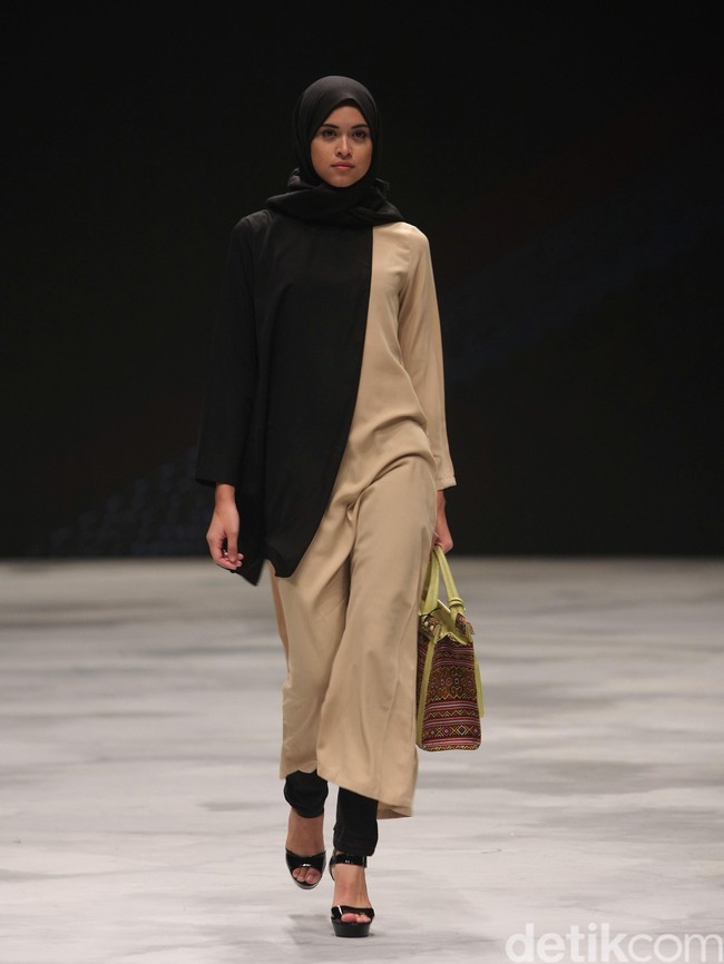 Warnatasku by Jenahara Eksistensi Warisan Leluhur Indonesia Fashion Week 2016 at Jakarta Convention Center. Jakarta. [Foto: Mohammad Abduh/Wolipop]