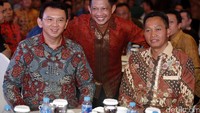 (Kiri ke kanan) Gubernur DKI Jakarta Basuki T Purnama (Ahok), Irjen Tito Karnavian, dan Irjen Moechgiyarto kompak memakai batik lengan panjang.