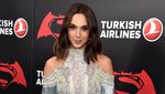 Gal Gadot Curi Perhatian di Premiere Batman v Superman