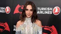 Ia tampil dibalut dress mini yang bertabur mutiara. Bryan Bedder/Getty Images for Bai Superteas/detikFoto.