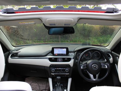Interior Mazda6 biasanya menggunakan warna cerah