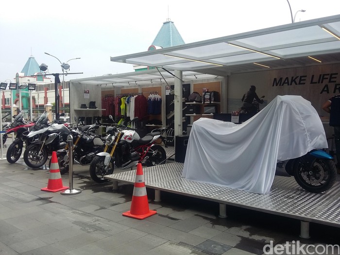 Showroom Motor di Kontainer ala BMW