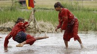 Dua orang pesilat memperlihatkan atraksi Silek Lanyah