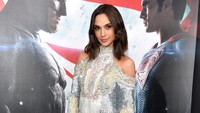 Gal memamerkan kaki jenjangnya lewat busana tersebut. Bryan Bedder/Getty Images for Bai Superteas/detikFoto.