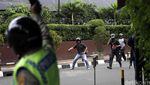 Massa Pendemo Taksi Bentrok dengan Massa Go-Jek