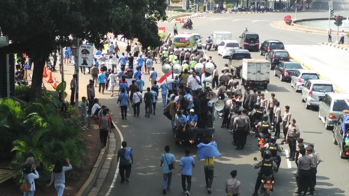 Para Sopir Taksi Long March dari Monas Menuju Balai Kota