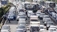 Ulah ribuan sopir taksi  membuat jalan tol dalam kota lumpuh.