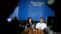 Konfrensi pers yang dihadiri oleh Komisaris BlueBird Group Noni Sri Aryati Purnomo dan Direktur PT BlueBird Tbk Andre Djokosoetono itu terkait demo anarkis para sopir taksi di sejumlah titik di Jakarta hari ini.