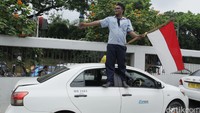 Aksi ini terlihat tadi pagi di Jl Gatot Subroto, tepatnya di tol Dalam Kota.