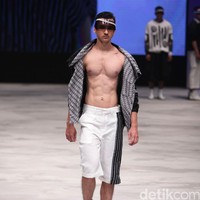 Acak Acak by LPTB Susan Budihardjo Ragam Wastra Nusantara Indonesia Fashion Week 2016. at Jakarta Convention Center. Senayan. Jakarta. [Foto: Mohamamd Abduh/Wolipop]