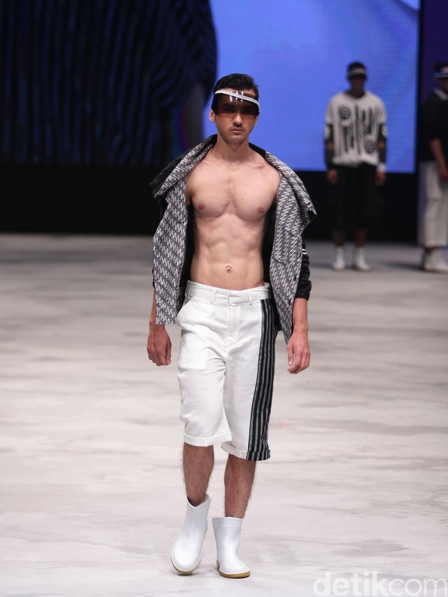 Acak Acak by LPTB Susan Budihardjo Ragam Wastra Nusantara Indonesia Fashion Week 2016. at Jakarta Convention Center. Senayan. Jakarta. [Foto: Mohamamd Abduh/Wolipop]
