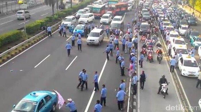 Begini Penampakan Saat Sopir Taksi Pendemo Hancurkan Mobil Rekannya