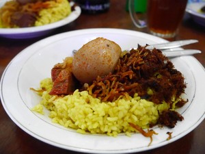 Liburan ke Makassar, Coba Kuliner Nasi Kuning