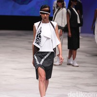 Acak Acak by LPTB Susan Budihardjo Ragam Wastra Nusantara Indonesia Fashion Week 2016. at Jakarta Convention Center. Senayan. Jakarta. [Foto: Mohamamd Abduh/Wolipop]