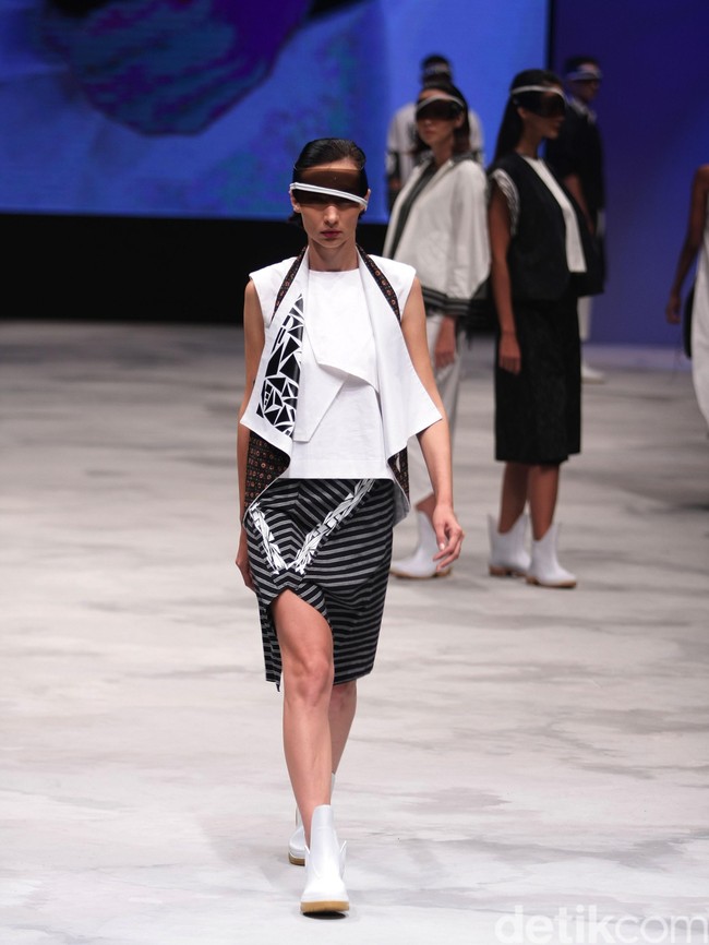 Acak Acak by LPTB Susan Budihardjo Ragam Wastra Nusantara Indonesia Fashion Week 2016. at Jakarta Convention Center. Senayan. Jakarta. [Foto: Mohamamd Abduh/Wolipop]