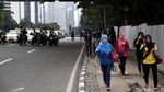 Taksi Penuhi Jalan Sudirman, Penumpang Jalan kaki