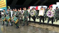 Sebanyak 13 anggota TNI yang gugur di Poso diberangkatkan ke TMP Kalibata, Jakarta.