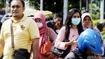 Diturunkan, Penumpang Taksi Berjalan Kaki di Jalan Gatsu