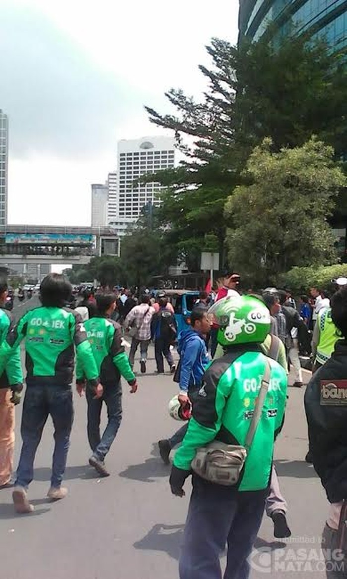 Memanas di Tosari, Massa Go-Jek Bertemu Massa Taksi Pendemo