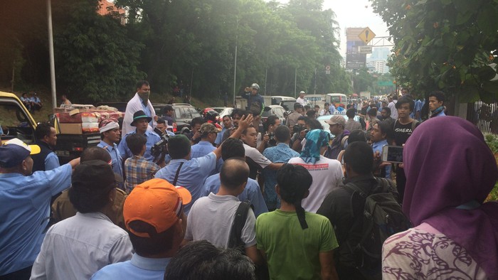 Sopir Taksi Ricuh di Depan Gedung DPR, Taksi yang Masih Operasi Dirusak