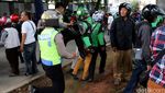 Polisi Bubarkan Paksa Massa Go-Jek