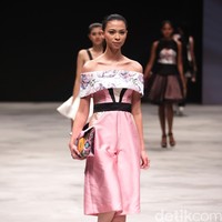 Warnatasku by Susan Zhuang Eksistensi Warisan Leluhur Indonesia Fashion Week 2016 at Jakarta Convention Center. Jakarta. [Foto: Mohammad Abduh/Wolipop]