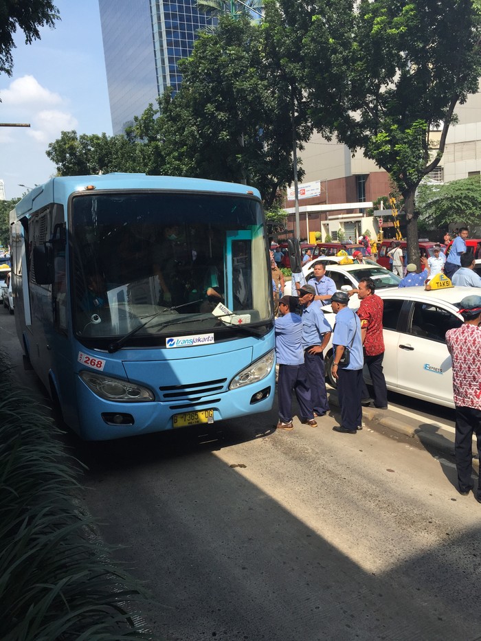 Sopir Taksi Pendemo Keterlaluan, Penumpang TransJ dan Feeder Juga Dipaksa Turun