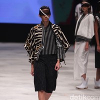 Acak Acak by LPTB Susan Budihardjo Ragam Wastra Nusantara Indonesia Fashion Week 2016. at Jakarta Convention Center. Senayan. Jakarta. [Foto: Mohamamd Abduh/Wolipop]