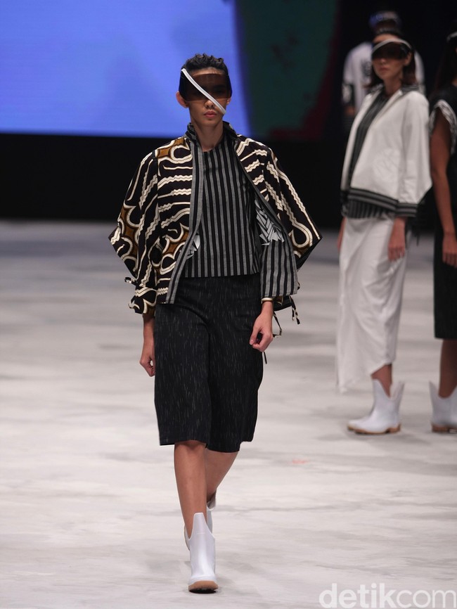 Acak Acak by LPTB Susan Budihardjo Ragam Wastra Nusantara Indonesia Fashion Week 2016. at Jakarta Convention Center. Senayan. Jakarta. [Foto: Mohamamd Abduh/Wolipop]