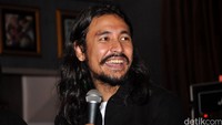 Pelantun Berdiri Sampai Mati itu tampak memelihara kumis dan janggut yang lebat. Pool/Ismail/detikFoto.