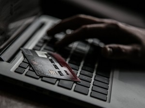 Membandingkan Besaran Bunga Kartu Kredit Biasa dan Digital