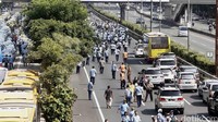 Akibat ulah tak terpuji ini membuat penumpang menjadi korban. Tak sedikit penumpang yang diturunkan di tengah jalan.